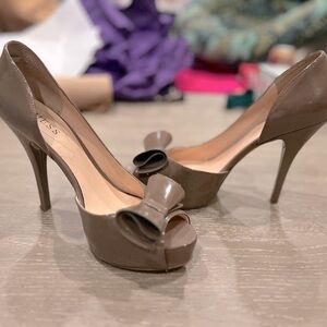 Guess taupe bow patent leather peep toe pump sz 9